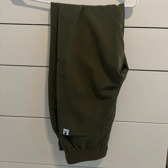 Gravity Fedora Scrubs Set Olive Small Top & Pants - Picture 2 of 2